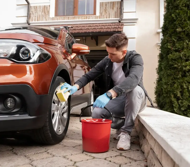 Lavage auto à domicile Saint-Georges-de-Noisné : professionnel intervenant sur un véhicule